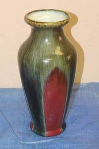 lot 136 image: VINTAGE REDGREEN GLAZE VASE 14