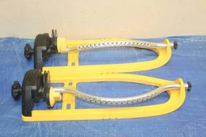 lot 141 image: TOTAL OF 2 OSCILLATING WATERING LAWN&amp GARDEN SPRINKLERS
