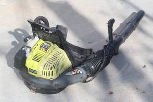 lot 185 image: RYOBI BP42 BACKPACK BLOWER&nbsp