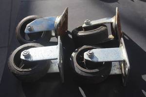lot 190 image: TOTAL OF 4 CASTERS 5