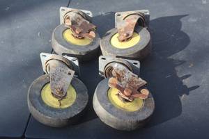 lot 192 image: TOTAL OF 4 CASTERS 5