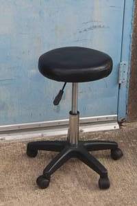 lot 206 image: ROLLING TECHNICIAN ADJUSTABLE HEIGHT STOOL&nbsp