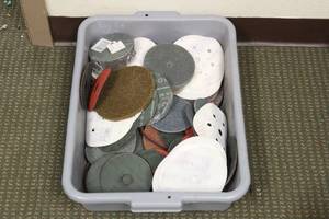 lot 15 image: GENEROUS AMOUNT OF 3M ABRASIVE FIBRE SCOTCH BRITE&nbsp DISC  SEE PIC TOTE INCLUDED&nbsp