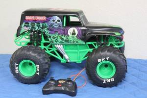lot 22 image: MONSTER JAM GRAVE DIGGER RC&nbsp