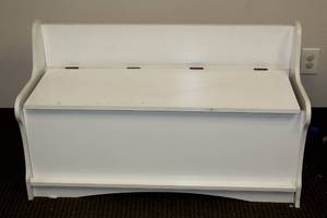 lot 64 image: WHITE WOOD BENCH STORAGE CHEST TRUNK&nbsp