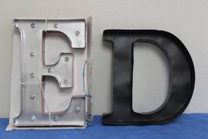 lot 95 image: SILVER LIGHTED METAL&nbsp MARQUEE LETTER E&nbsp &nbsp&amp BLACK METAL LETTER D WALL DECOR&nbsp