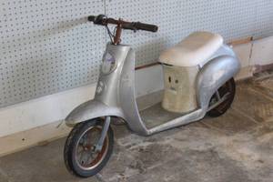 lot 139 image: RAZOR SCOOTER NO CHARGER
