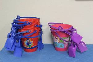 lot 170 image: LOT OF 24 PAILS WITH SHOVELS DISNEYHELO KITTY