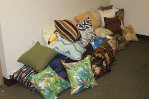 lot 175 image: GENEROUS AMOUNT OF ASSORTED DESIGN THROW PILLOWS