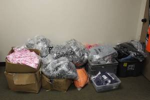 lot 181 image: GENEROUS AMOUNT OF ASSORTED SIZE AND BRNAD CLOTHING MENWOMEN