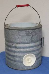 lot 193 image: POWER HOUSE HEAVY DUTY IGLOO 2 GALLON NO LID