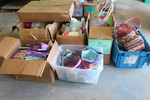 lot 208 image: GENEROUS AMOUNT OF CHRISTMAS DECOR GREAT FOR&nbsp PARTIES AND OR RESELL TOTES AND BOXES INCLUDED